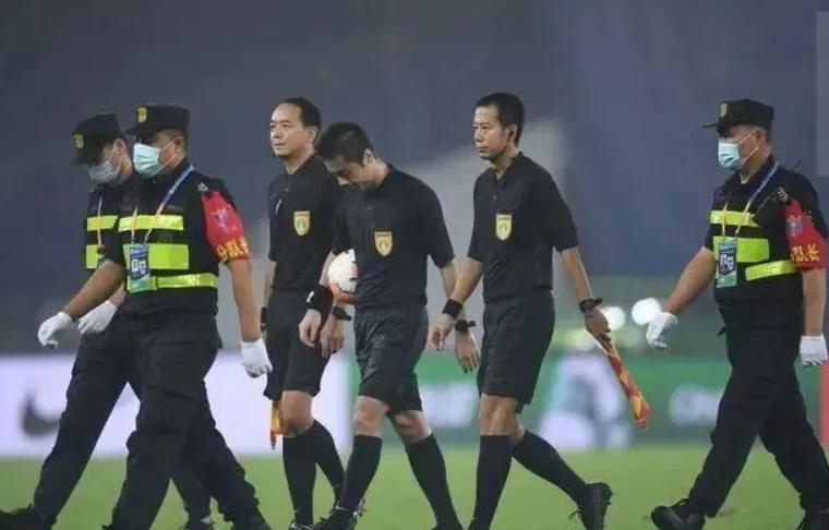 名哨金京元被殴打,金京元被球员殴打视频