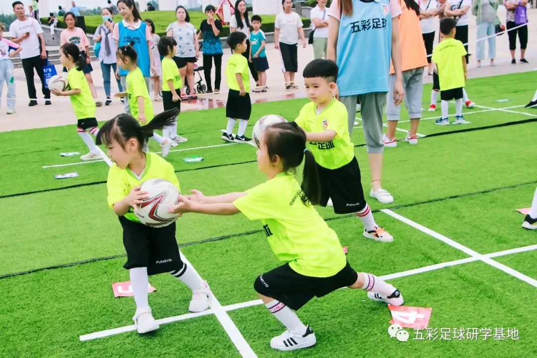 五彩足球,五彩球运动