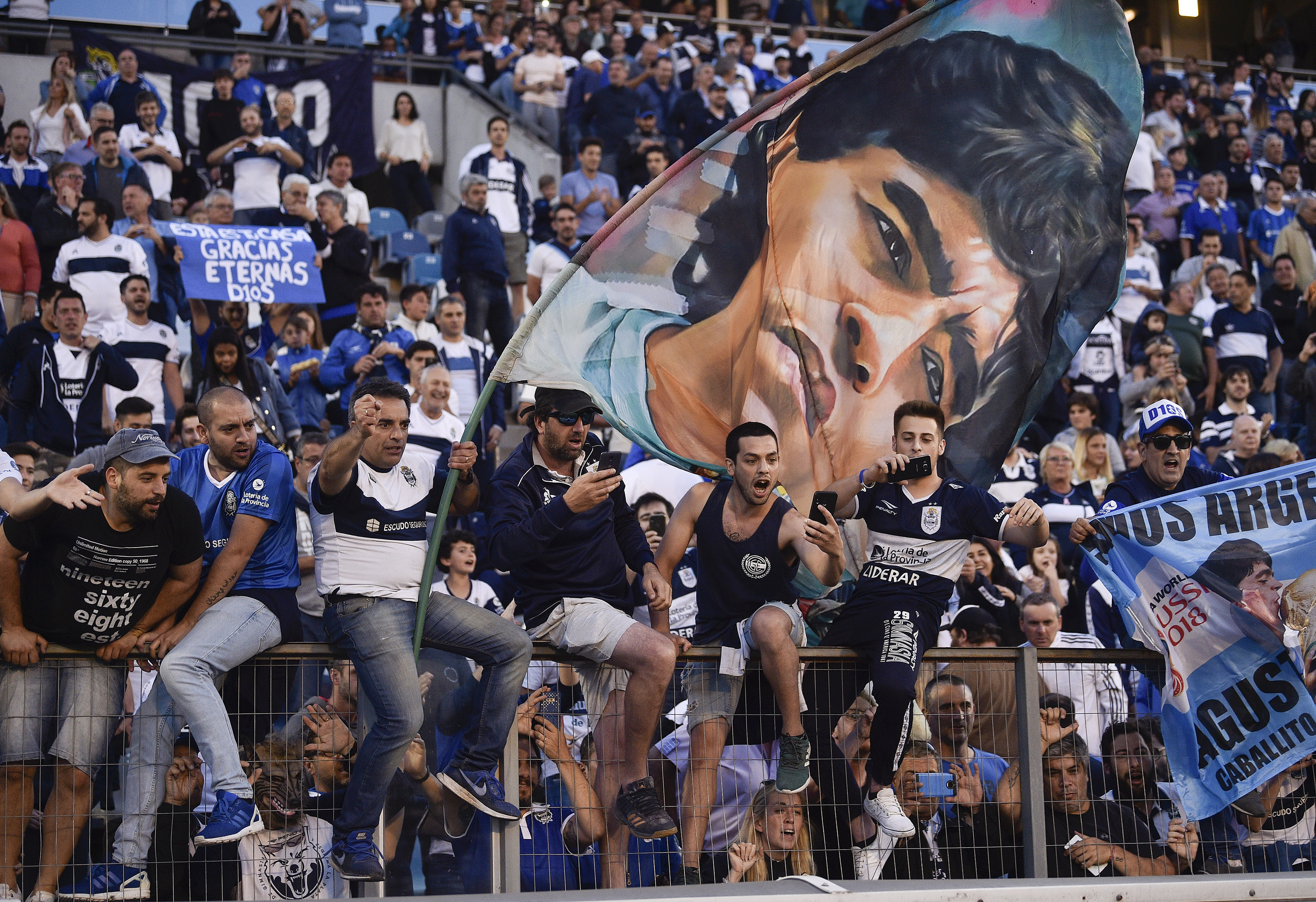 马拉多纳吸毒经历,马拉多纳为什么会酗酒和吸毒