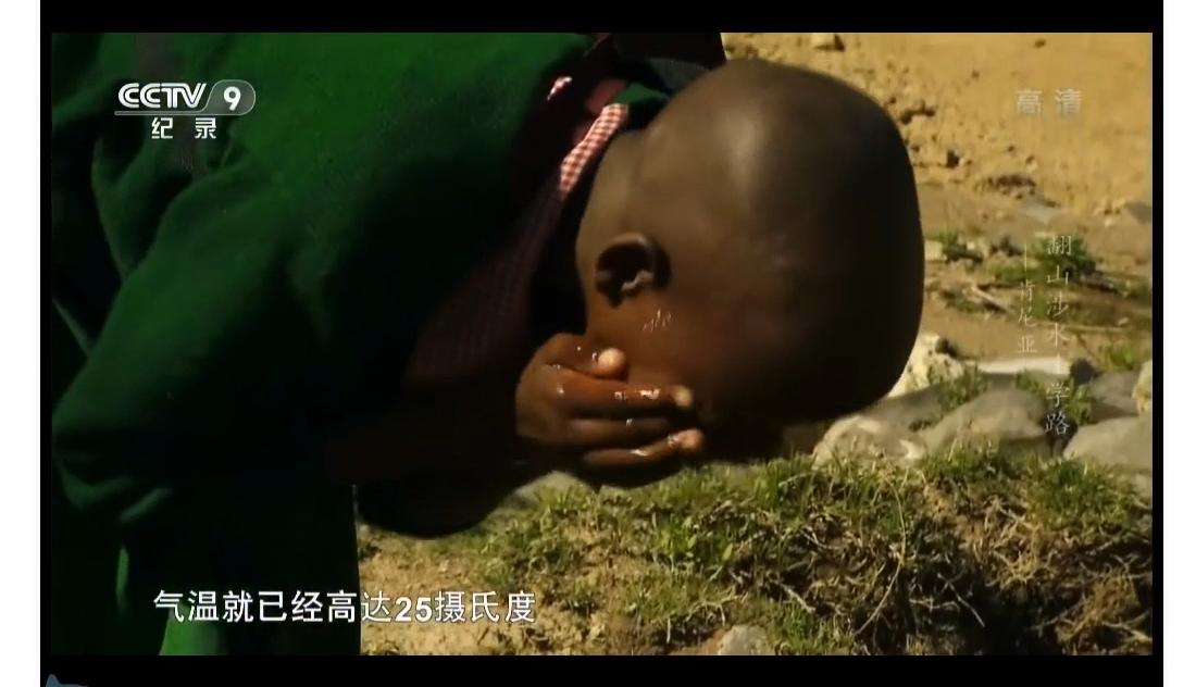 非洲小孩艰难的上学路：每天都在赌命，要是没回家就是被狮子吃了