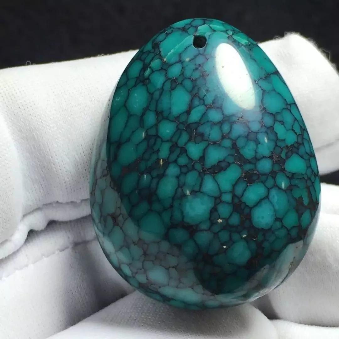 毛料原矿绿松石怎么鉴别真假,原矿绿松石表面黑色的是什么