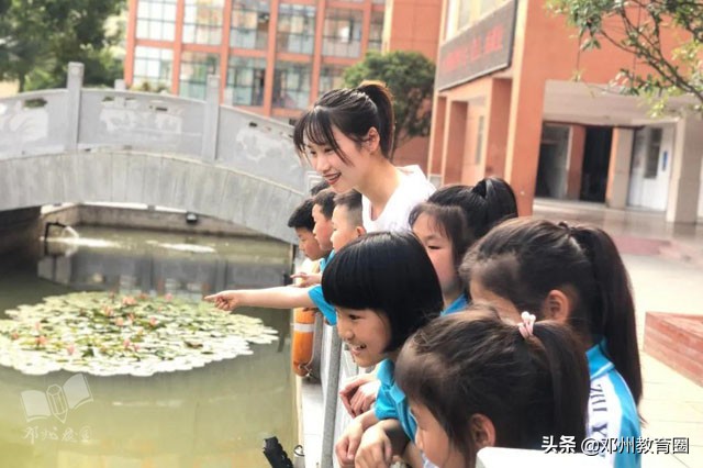 邓州市致远实验学校：桥边观鱼，竹下吟诗！真是师生进校入画来