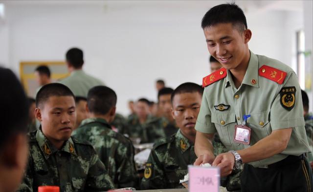 当兵想长期留部队当什么兵好,当兵一直留在部队有条件吗