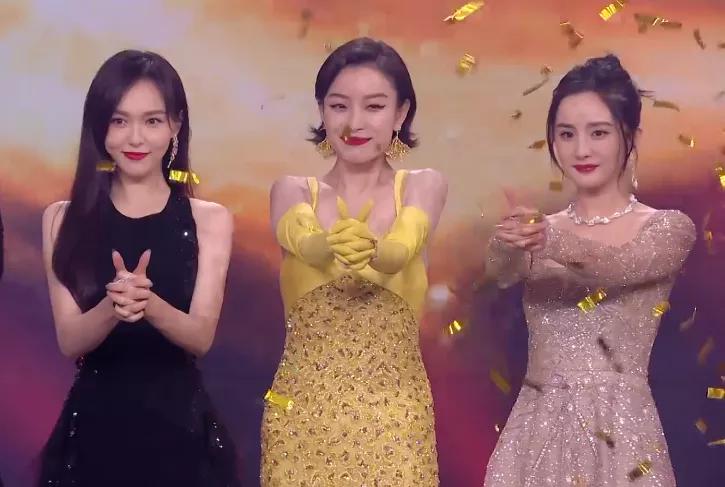 杨幂与杨紫的采访节目,微博之夜杨幂和杨紫在聊什么