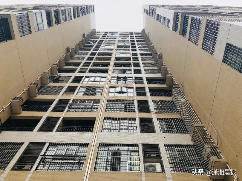 湘潭妈妈携孩子跳楼事件,27岁女子产后跳楼身亡后续