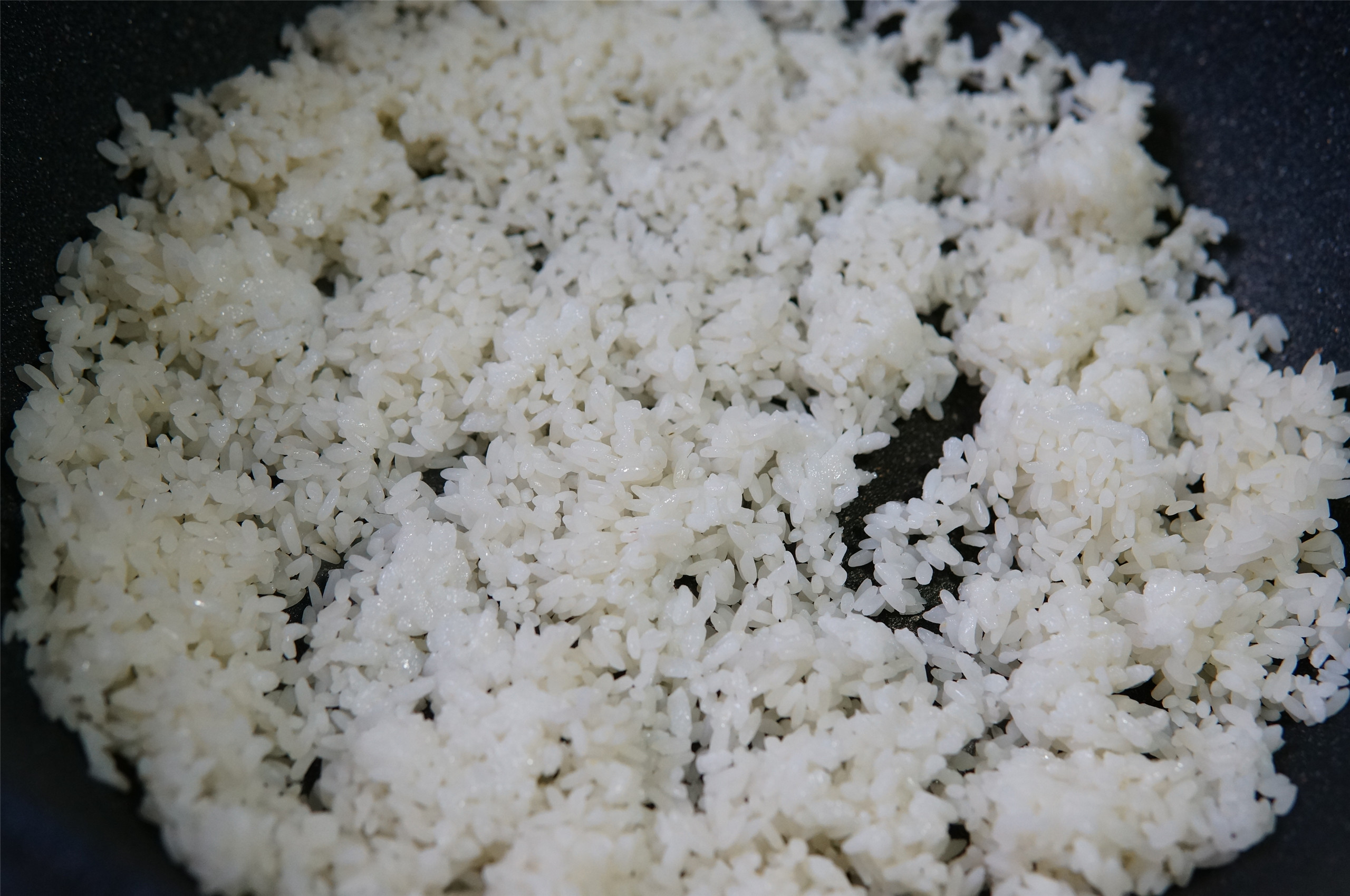 蛋炒饭米饭太黏了如何让米饭变干,蛋炒饭不放鸡蛋会粘锅是怎么回事