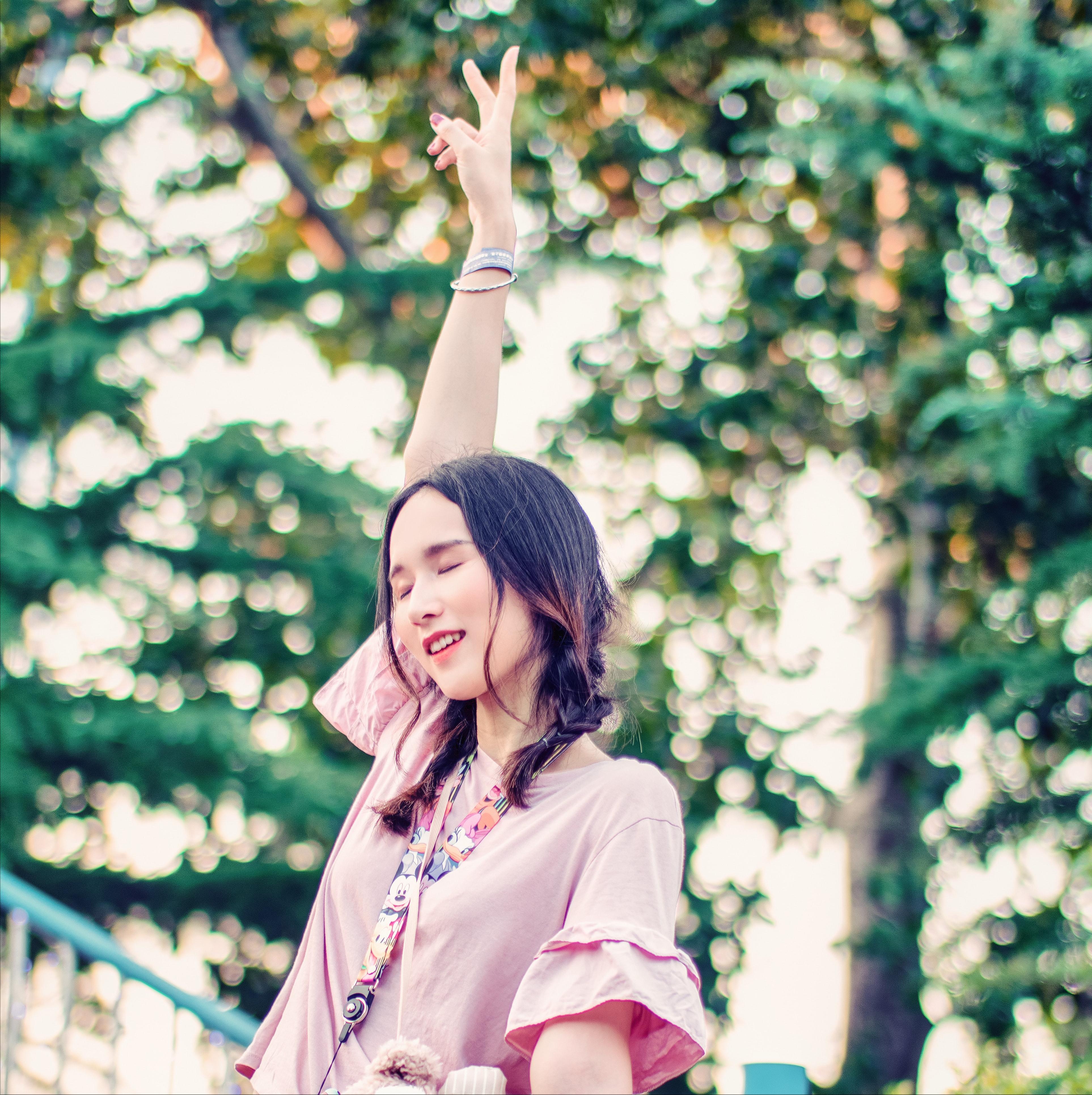 考驾照女生打方向盘,女人一定要考个驾照坐在车里