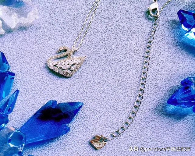 施华洛世奇黑天鹅和银天鹅哪个贵,施华洛世奇黑天鹅项链推荐视频