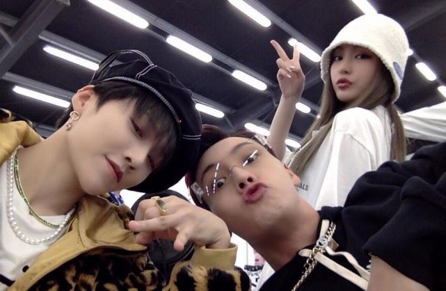 周扬青穿碎花裙摆pose秀好身材,周扬青穿露脐装照片