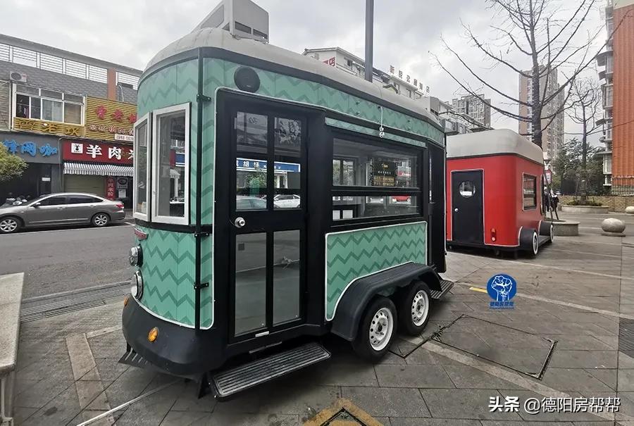 在这些酒精浓度50°的德阳街头，“耍家们”找到了商机