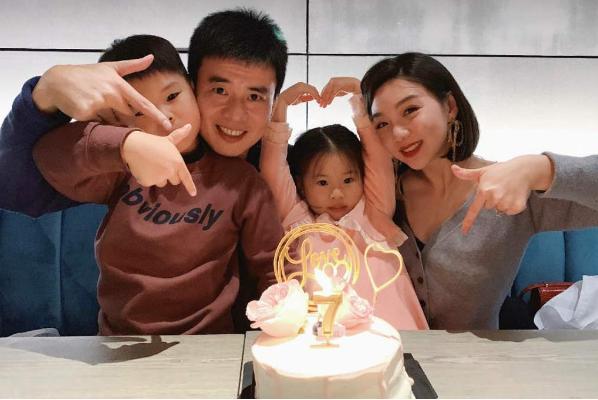 38岁前国脚患癌悲情退役!现任上港队副经理,妻子身材美貌俱佳