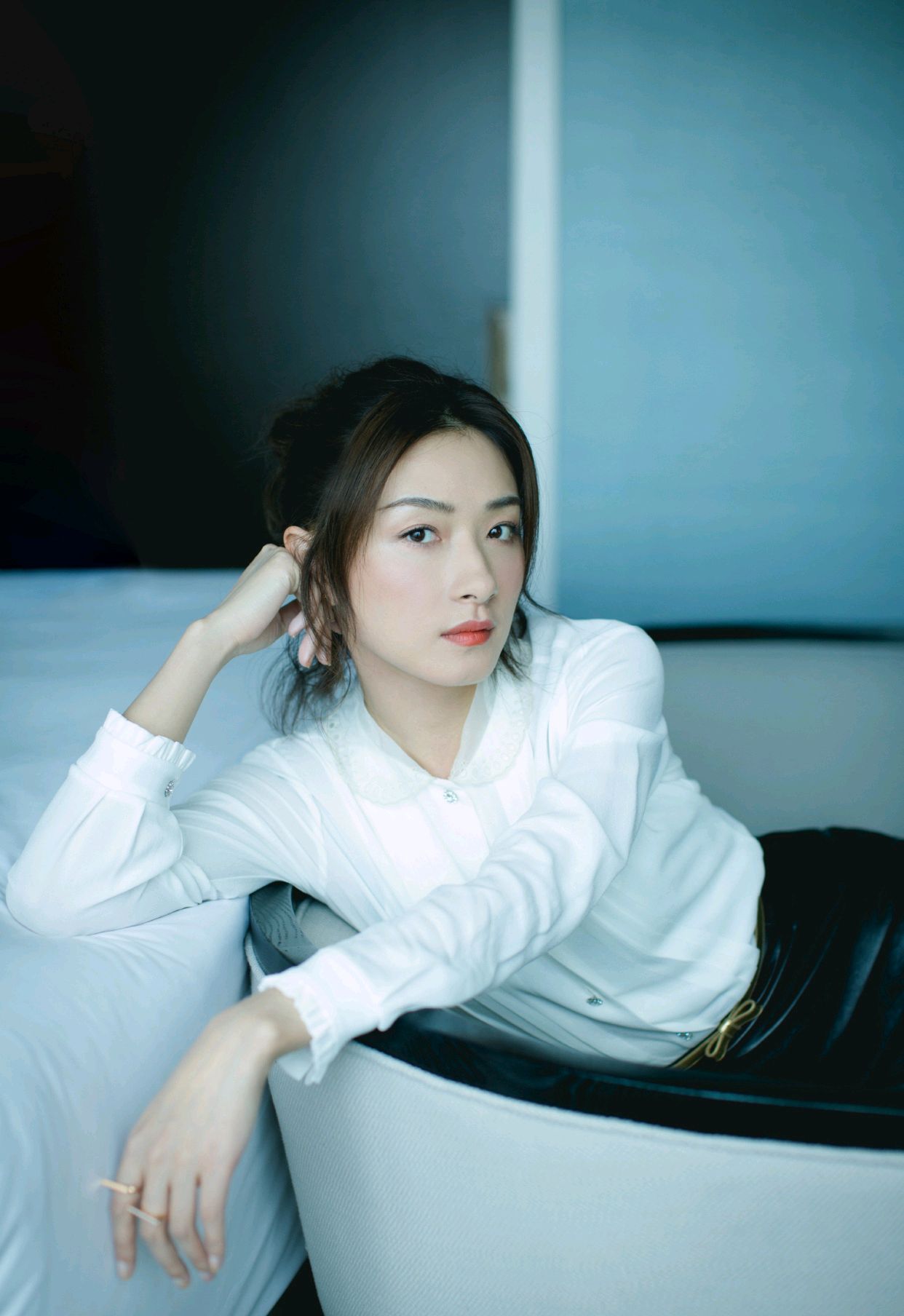 万茜纯白色西装领连衣裙帅气明媚,万茜一袭蓝色裙女人味