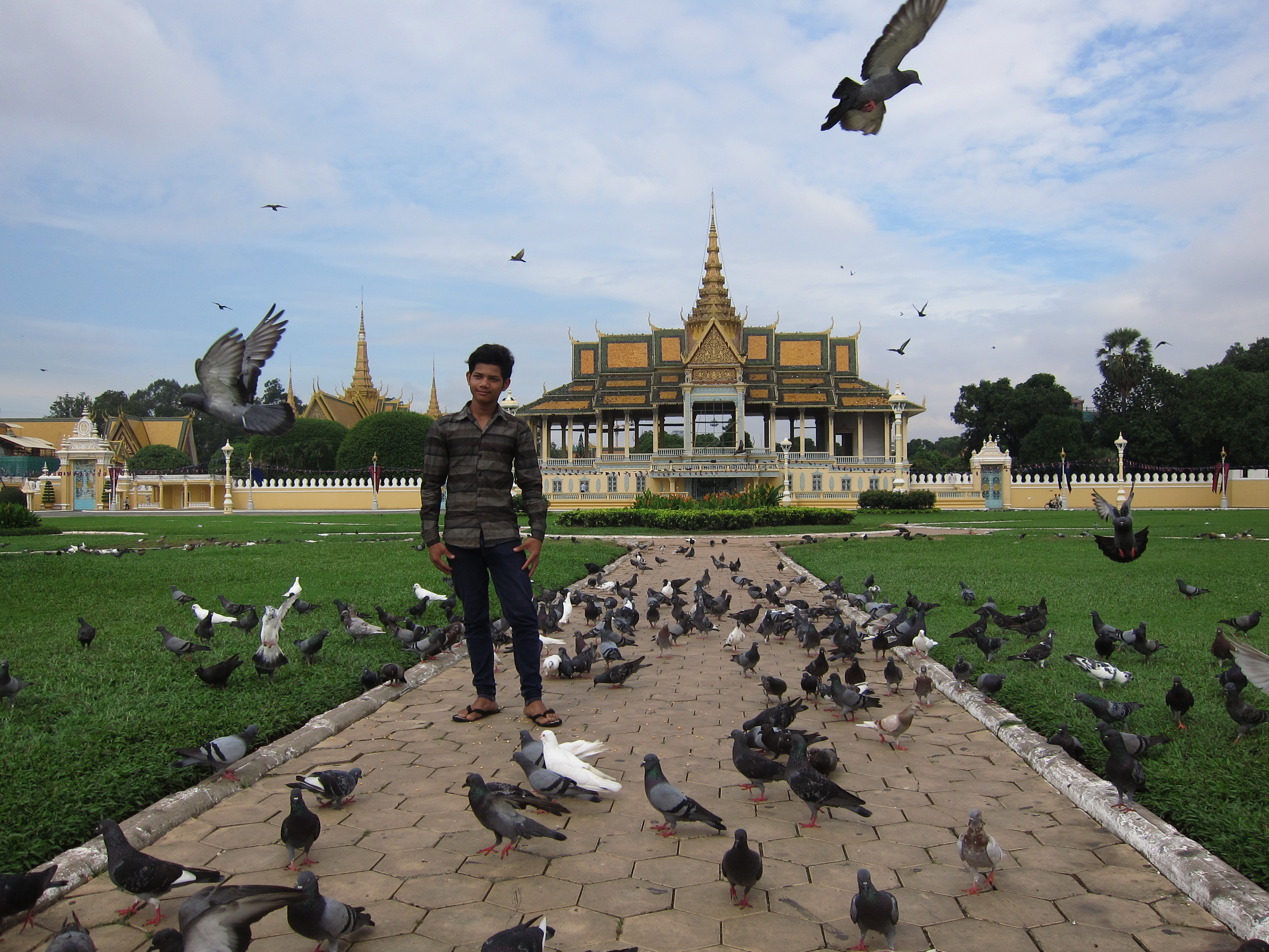 中国小伙在柬埔寨的视频,骑行去柬埔寨的小伙