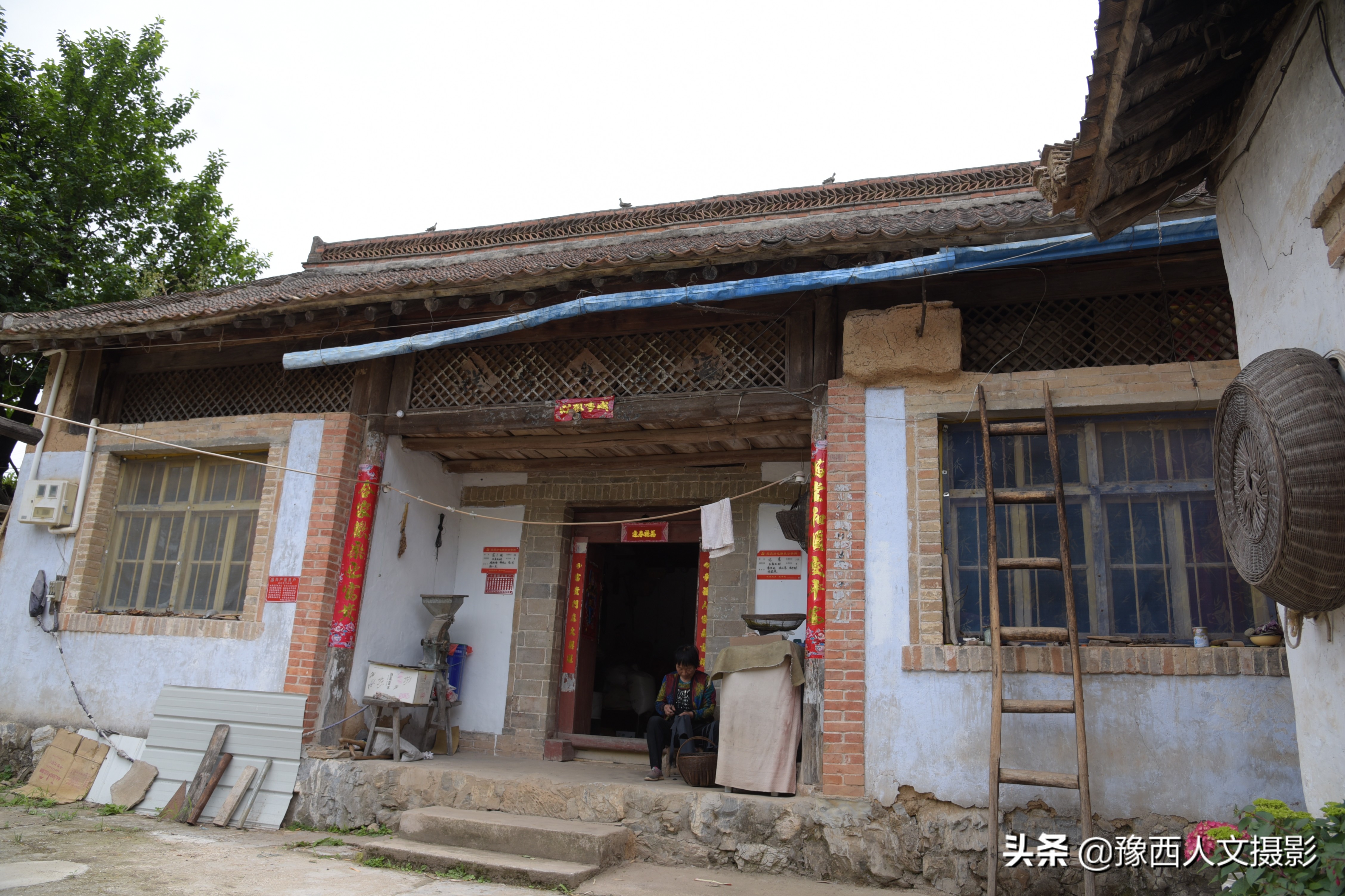 老村医治好脉管炎,两兄弟拿万元酬谢,他仅从毛票中抽出80块