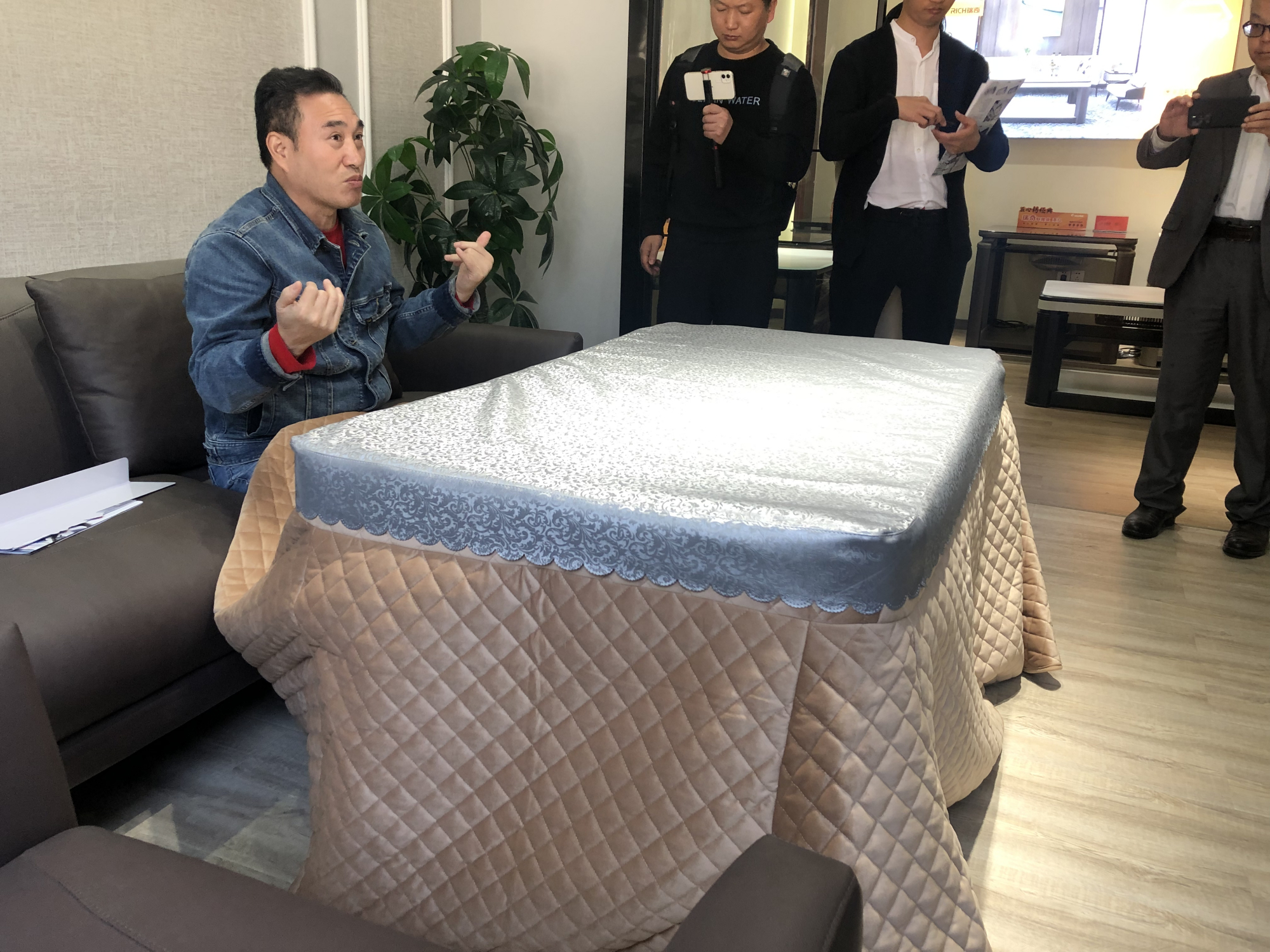 冬天手在被窝里被冻手了,冬天冻得我瑟瑟发抖的时候