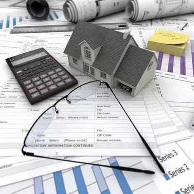 开发商合同没写房产证交付违约金,购房开发商不给退房怎么办