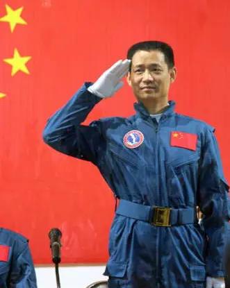 聂海胜：16岁丧父，曾想停学帮妈妈，被“逼”复学后边上学边打工