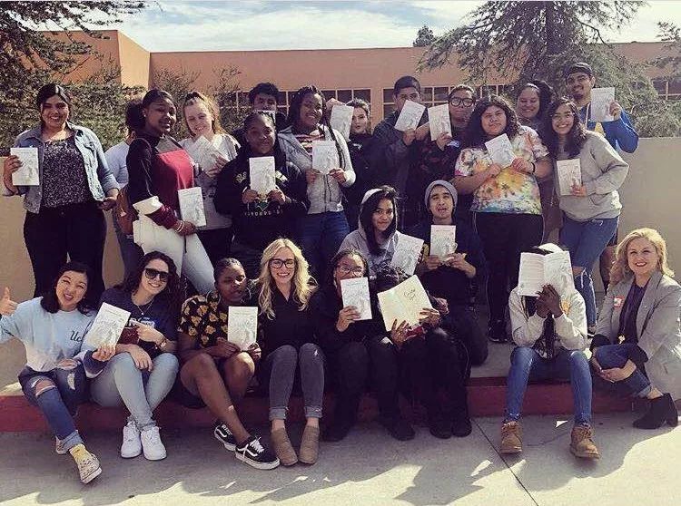 舅舅性侵、母亲家暴，她绝地反击，当上军官后，帮更多受虐孩子