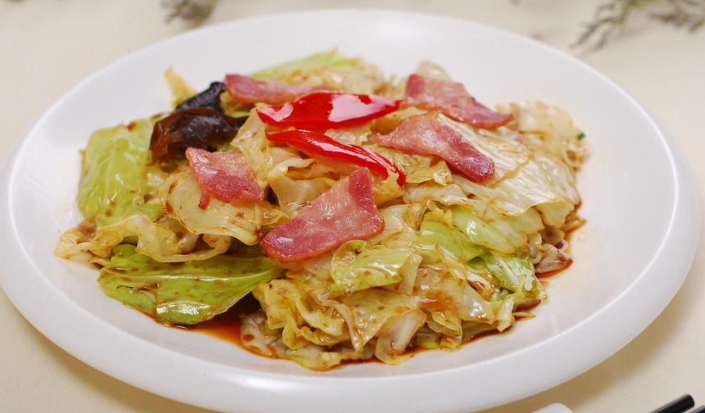 包菜炒米粉的做法简单又好吃,包菜炒面条最好吃的做法简单