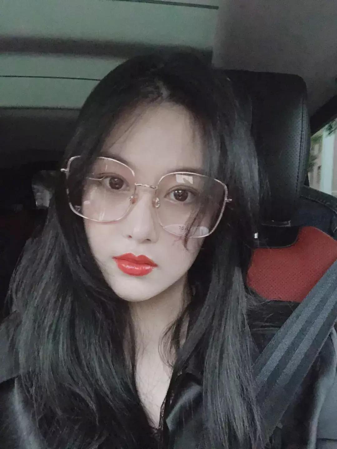 张馨予短发又飒又美,军嫂张馨予短发造型又a又飒