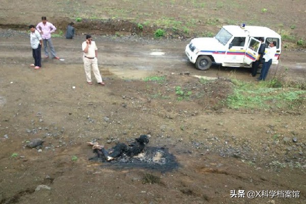 非法挖砂暴利，记者调查被烧死，全球700亿美元的沙子交易秘密