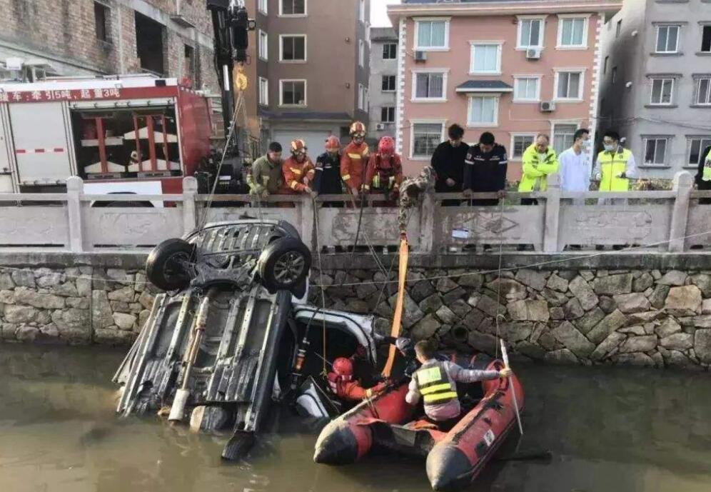 汽车坠河后怎么自救,为何汽车坠河很多人逃不出去