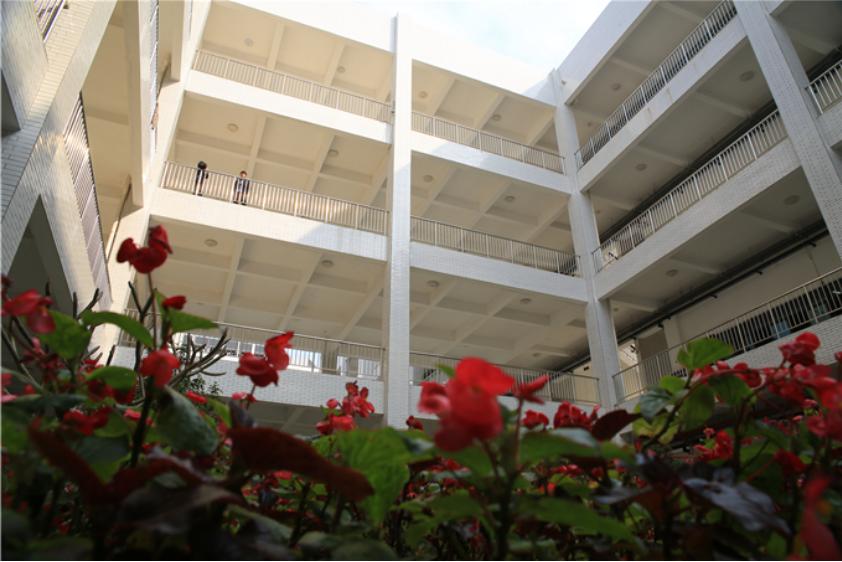 这所大学，是广西八桂警官的摇篮，毕业生就业率保持在97%左右