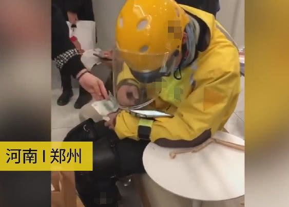 外卖小哥送餐退单了崩溃痛哭,外卖小哥被取消订单崩溃自言自语