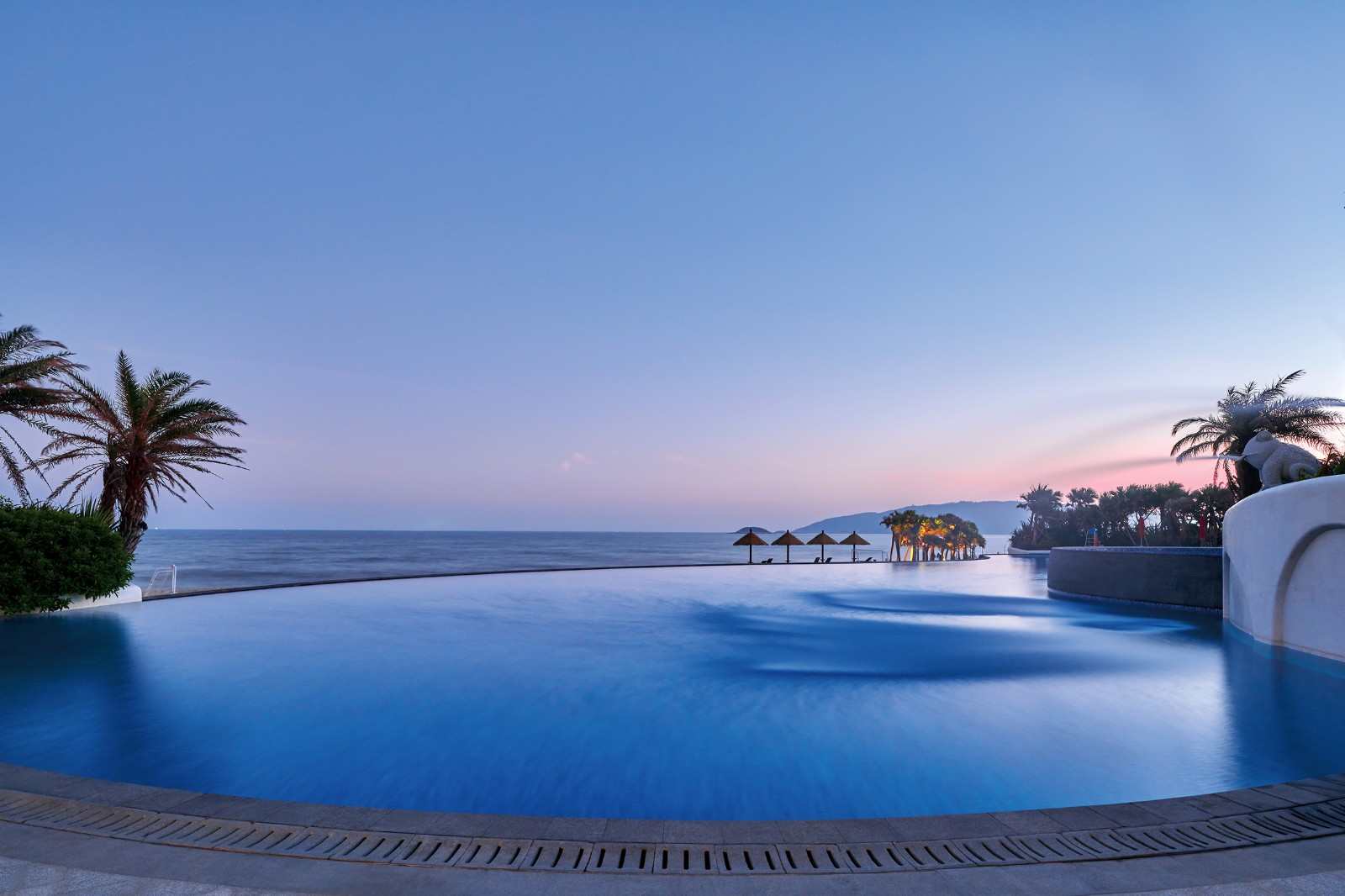 30平方米超大泳池,2000平无边泳池