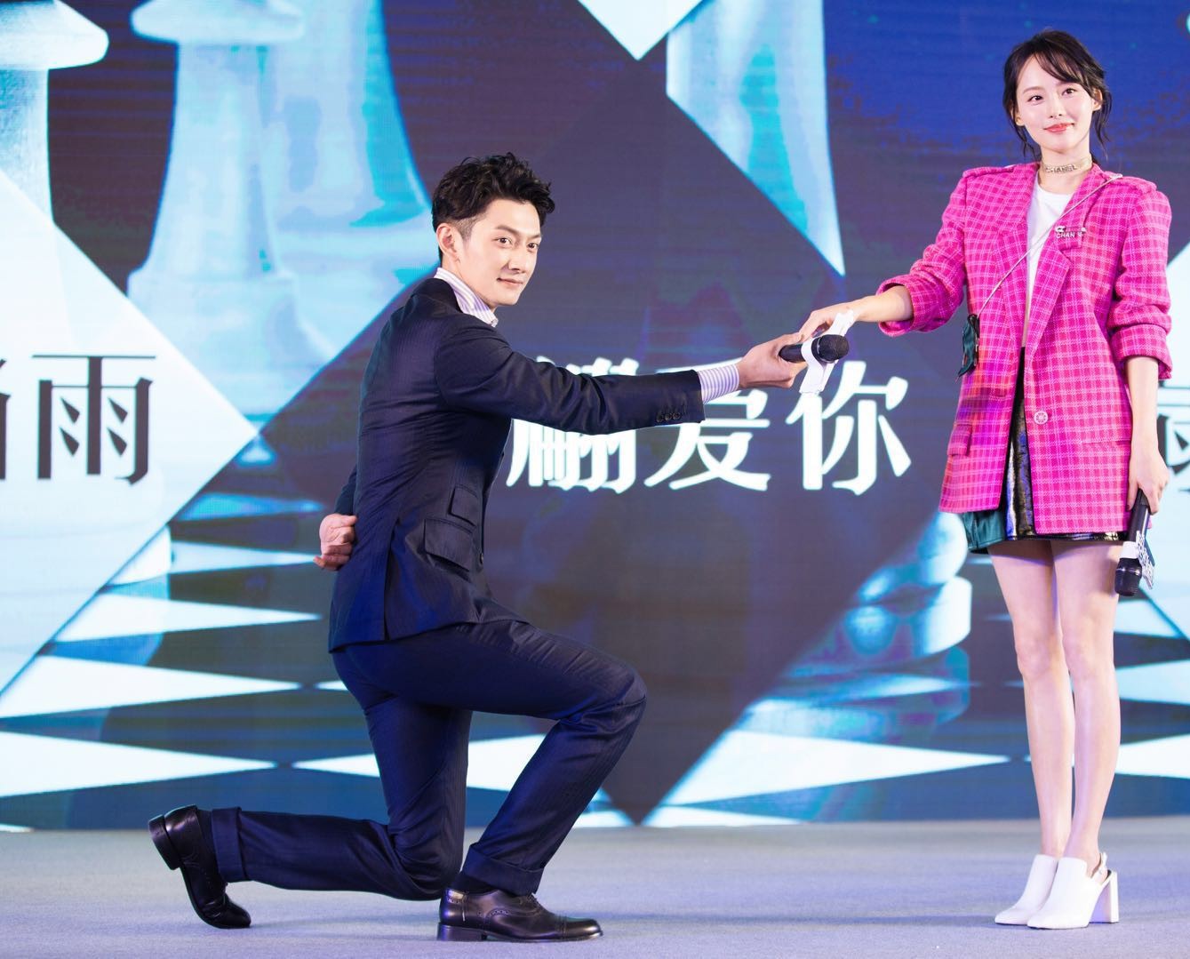 张嘉倪穿粉色装搭半身裙,张嘉倪穿高开叉长裙