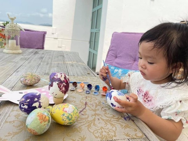 陈少霞晒与老公度假照,陈少霞抱女儿照片