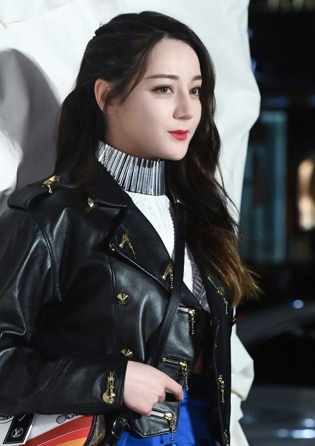 迪丽热巴深蓝西装裙配白色长靴,迪丽热巴蓝色吊带裙穿搭