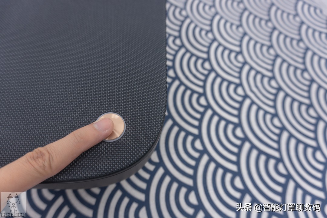 深圳小伙的快乐出租屋(上):千元1080P投影+头戴蓝牙耳机