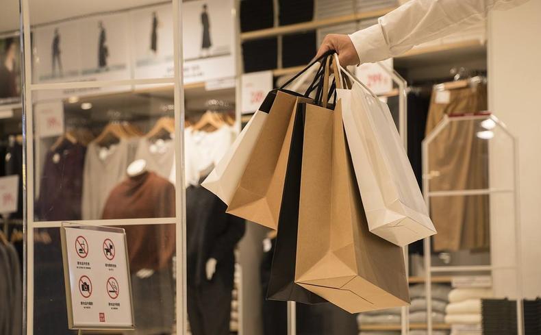 商场和线上同款衣服哪个好,商场衣服和批发市场有什么区别