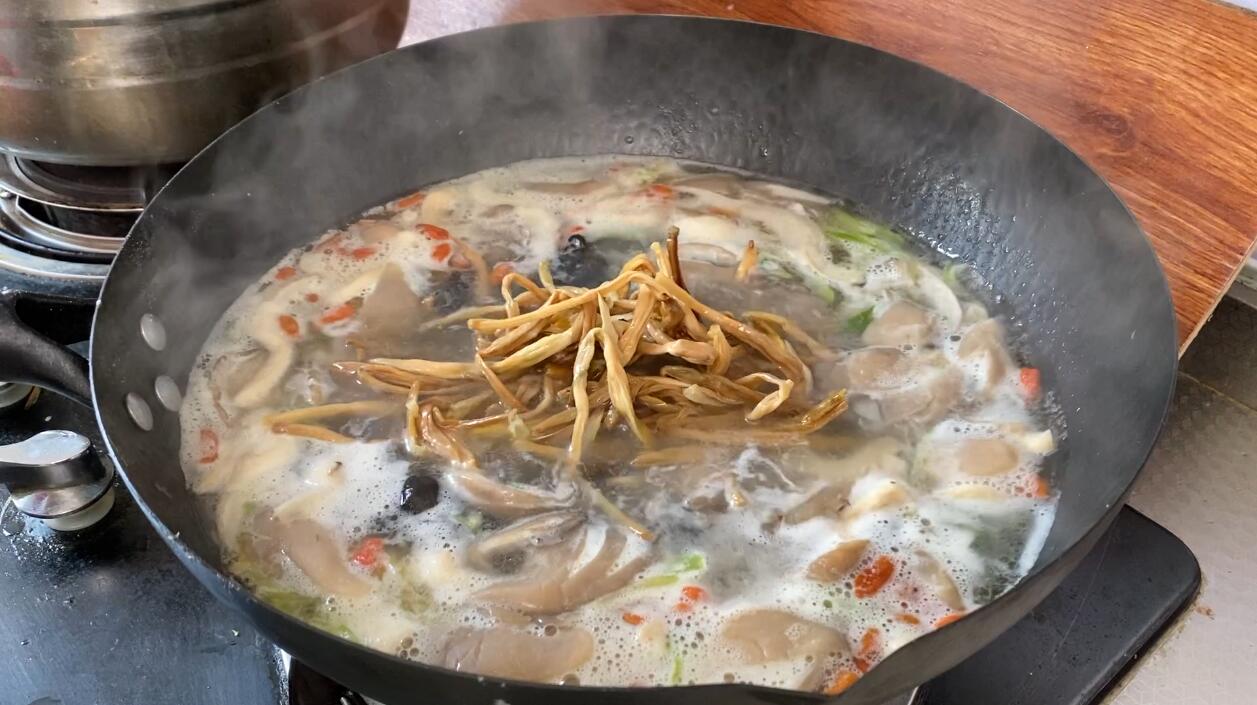 鲜美的蘑菇汤怎样做更好吃,美味的蘑菇汤超级好喝