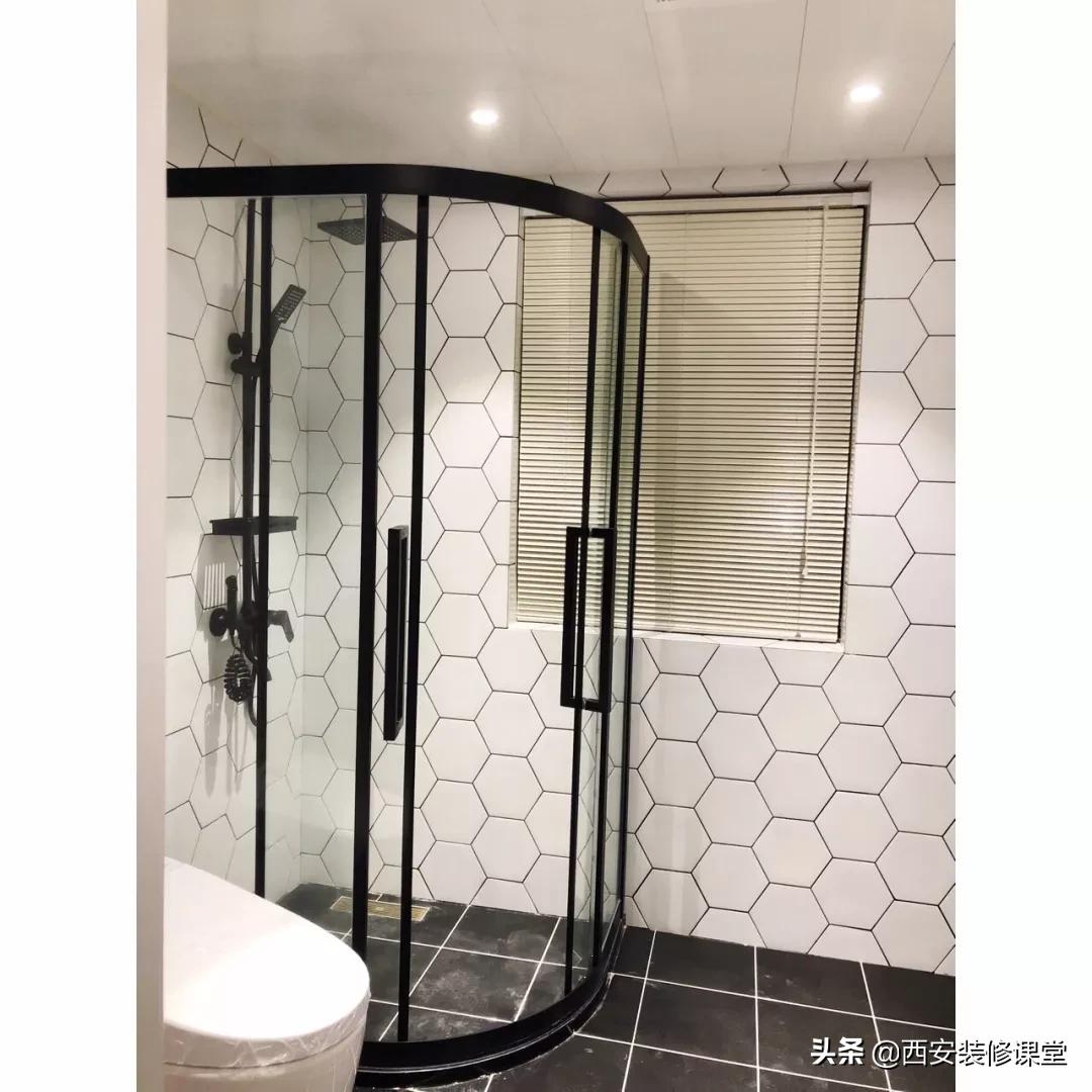 卫生间淋浴隔断用玻璃门还是浴帘,软装隔断卫生间淋浴区装修效果图