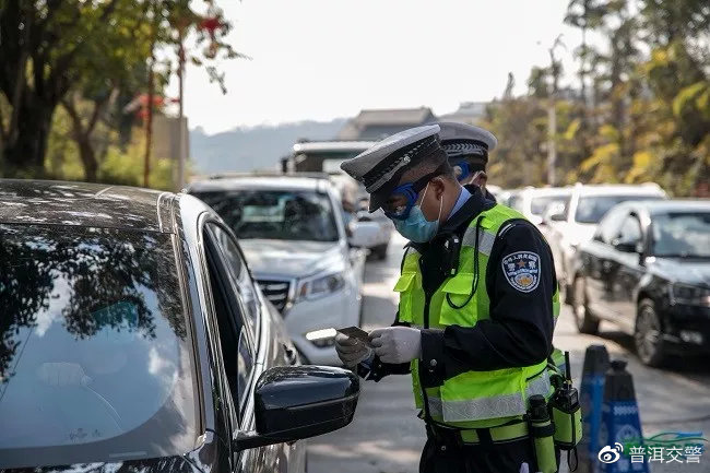 战疫保卫者撑起坚强屏障,战地志愿者共筑红色守护墙