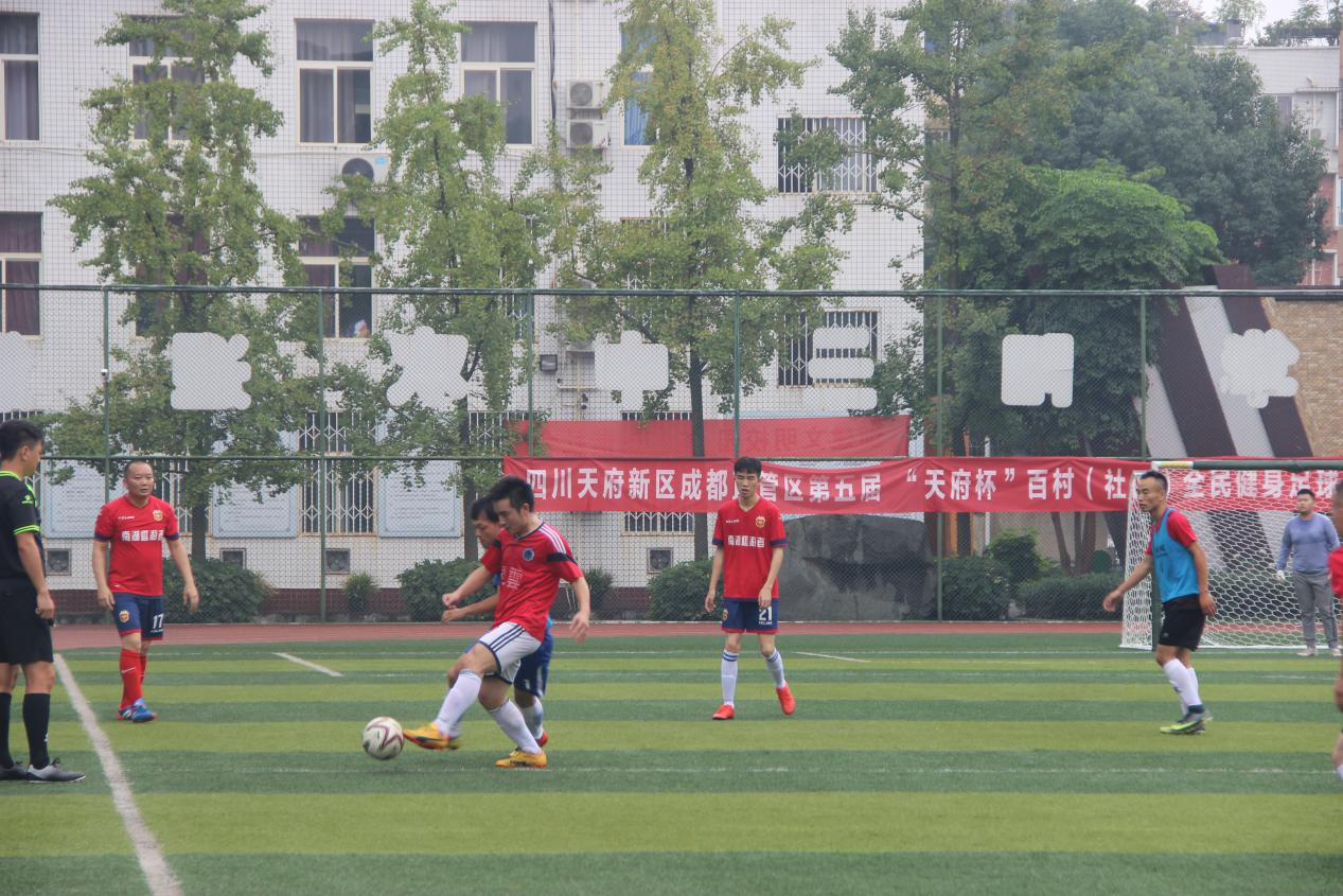 真正的足球精神让人热血沸腾,无畏风雨乘风破浪