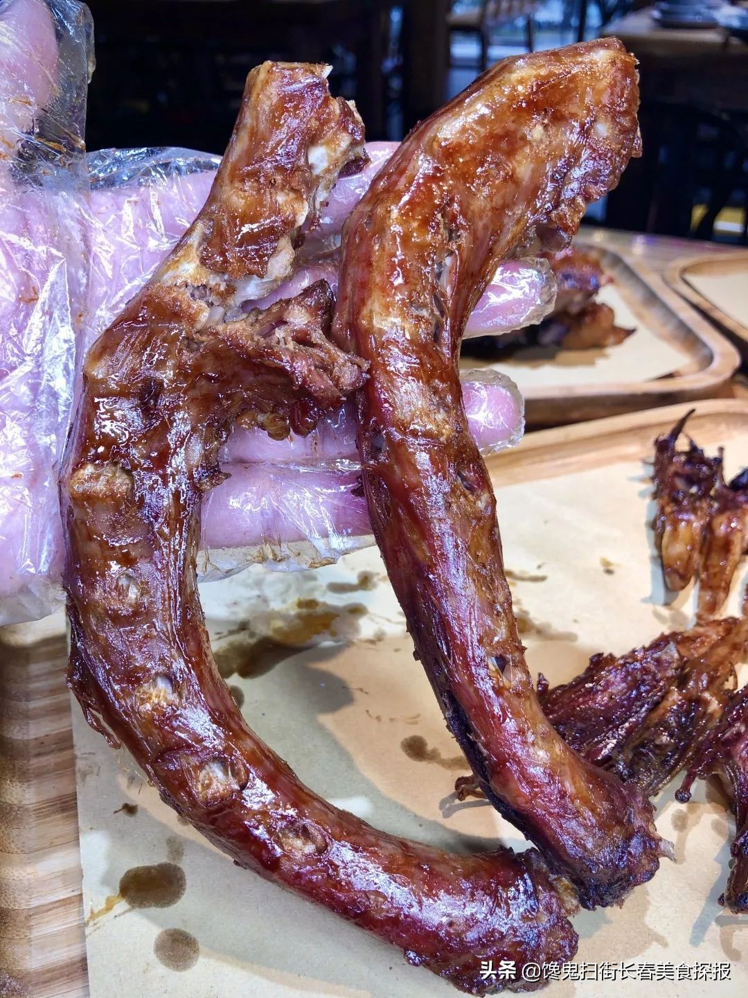 二道老厂区奇店。鹅的一切，全都炭火烤。烤鹅脖大锤抡