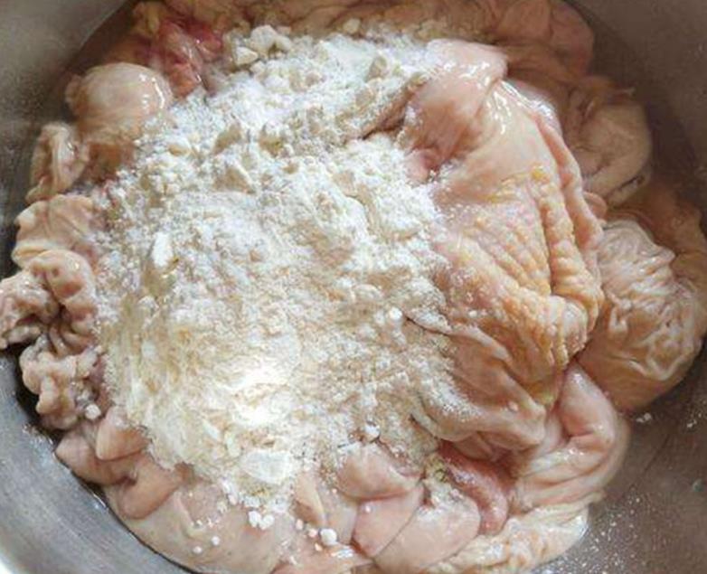 洗猪大肠要把里面的油脂去掉吗,洗猪大肠放什么醋洗得干净