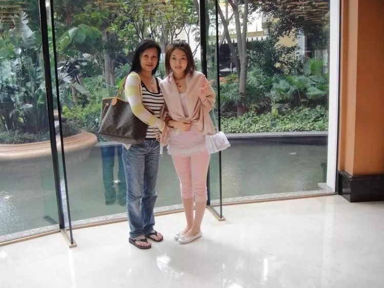 郭美美跟她妈妈照片,郭美美和妈妈一起采访
