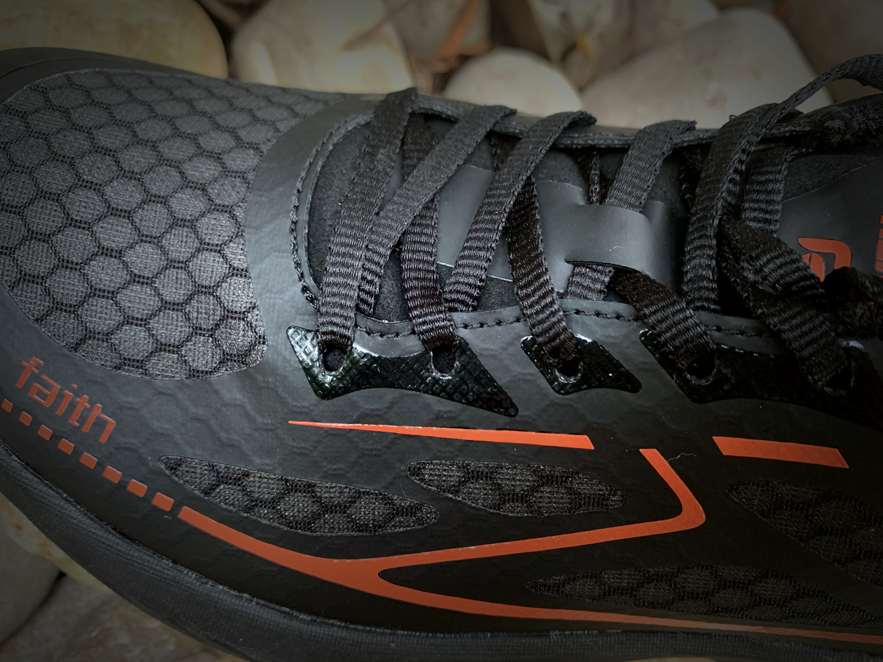 奔跑的Faith-咕咚R2信仰跑步鞋