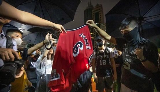 在世界上某些地方,却有人选择烧了勒布朗的球衣…