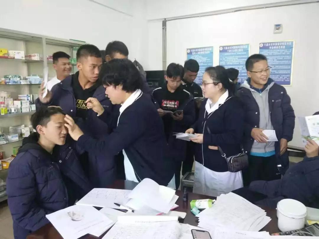 六盘水盘州市人民医院开展皮肤健康进校园义诊活动
