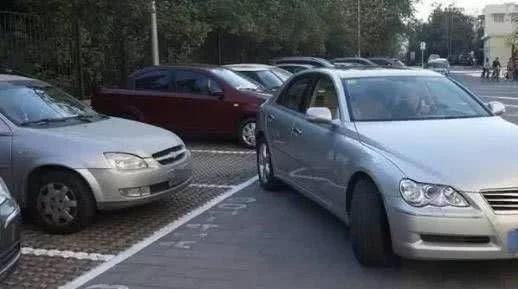倒车入库技巧两边都有车,倒车入库如果边上有车咋办
