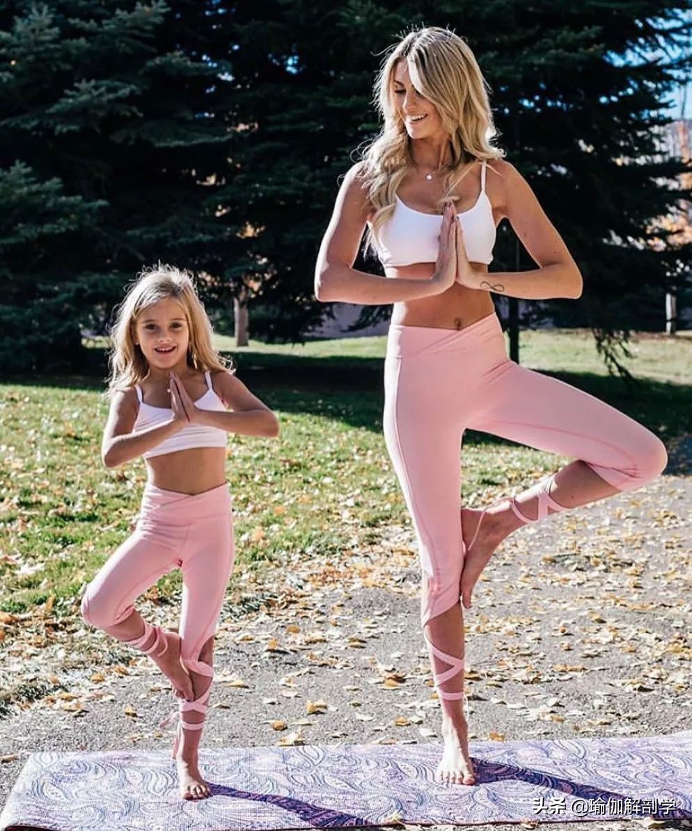 跟妈妈一起练瑜伽的女孩长大了,妈妈教女儿一起练瑜伽