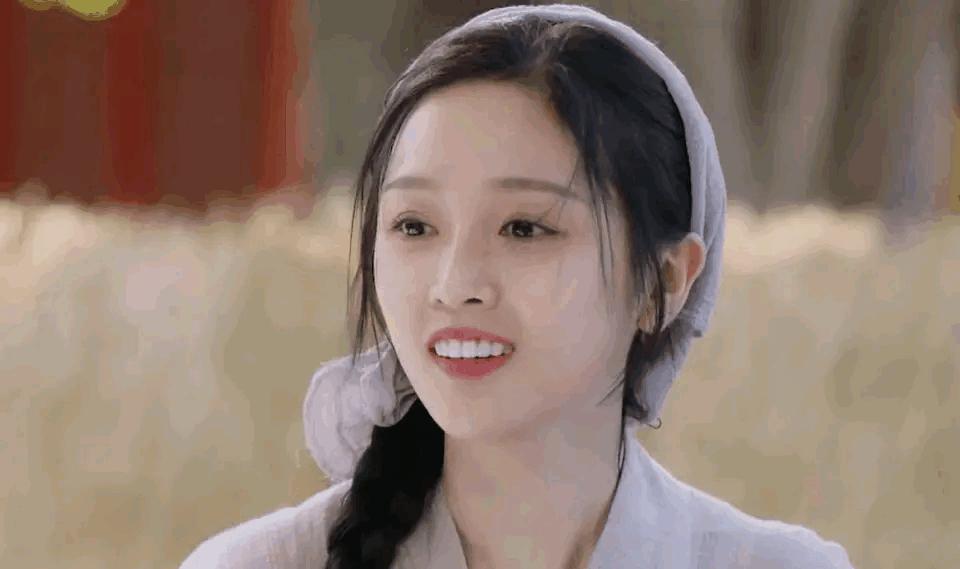 原形毕露！烤瓷牙“抢镜”忒显老，大概早已忘了“美人三分龅”