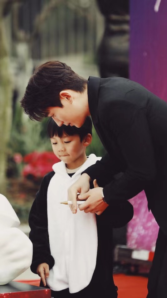 朱一龙笑容三格,朱一龙红衣绝美镜头