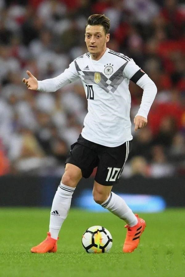 足球衣怎么穿更时尚一点,活力款衣服