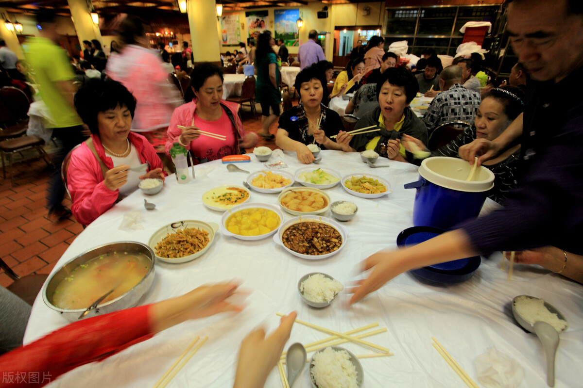 老年游客没买玉石被导游骂到浑身发抖？低价团该停止了